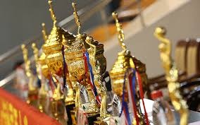 详解棒球规则中的“死球转活球”过程及球击中主审后的垒位补偿